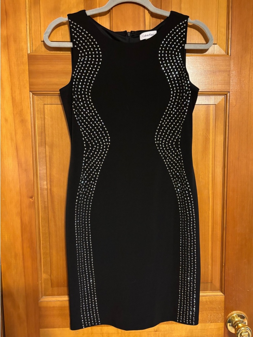 Sleek Black Sleeveless Bodycon Dress with Silhouette detail - Picture 2 of 3